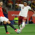 هتافات جمهور إسبانيا 2026: سيمفونية “لا روخا” التي تزلزل الملاعب وأسرار النشيد الصامت